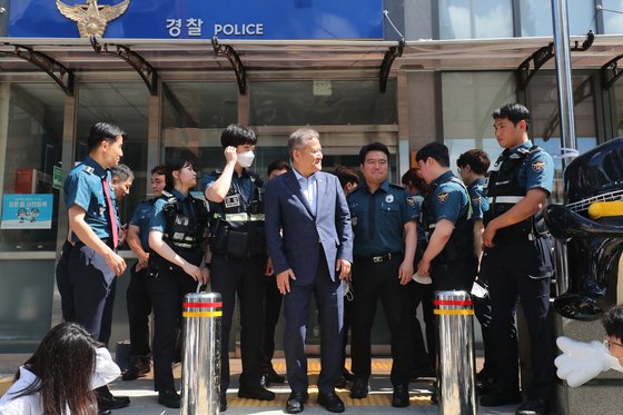 이상민 행정안전부장관이 지난 1일 오후 서울경찰청 마포경찰서 홍익지구대를 방문해 경찰관들과 간담회를 마친 뒤 기념촬영을 하고 있다. 뉴스1