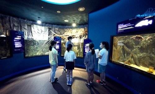 김환영 해양수산연구사(왼쪽에서 둘째)가 소중 학생기자단에게 남한강의 생태계와 이곳에 서식 중인 민물고기에 대해 설명했다