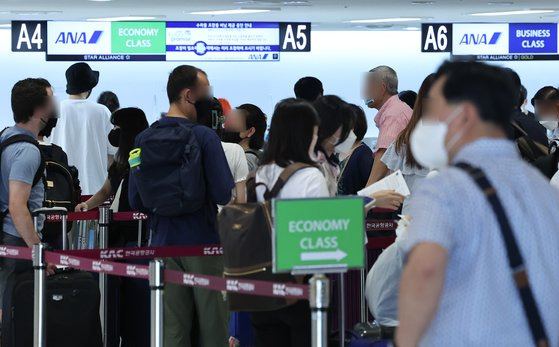 지난 1일 서울 강서구 김포공항 국제선 청사에서 이용객들이 일본 도쿄 하네다공항으로 향하는 전일본공수 항공편 탑승 수속을 위해 차례를 기다리고 있다. [연합뉴스]