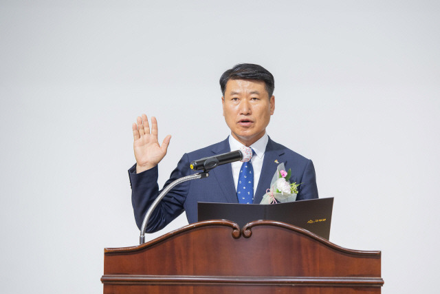 ▲ 민선8기 제38대 고성군수 취임식이 지난 1일 고성문화의집에서 열려 함명준 군수가 선서를 하고 있다.
