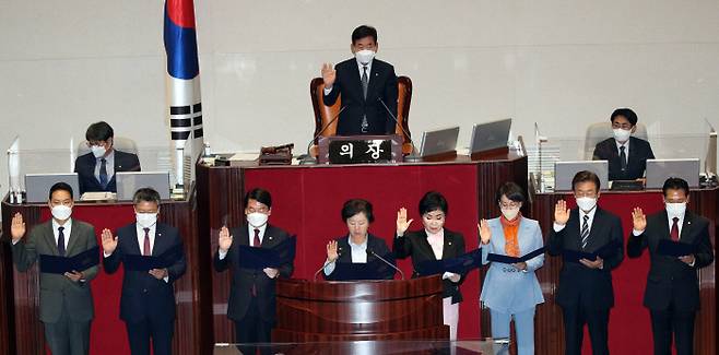 의원 선서도 ‘지각’ 여야가 35일 만에 국회 정상화에 합의한 4일 열린 국회 본회의에서 더불어민주당 김한규, 국민의힘 박정하·안철수·김영선·최영희·이인선, 더불어민주당 이재명, 국민의힘 장동혁 의원(왼쪽부터) 등이 김진표 국회의장 앞에서 의원 선서를 하고 있다. 국회사진기자단