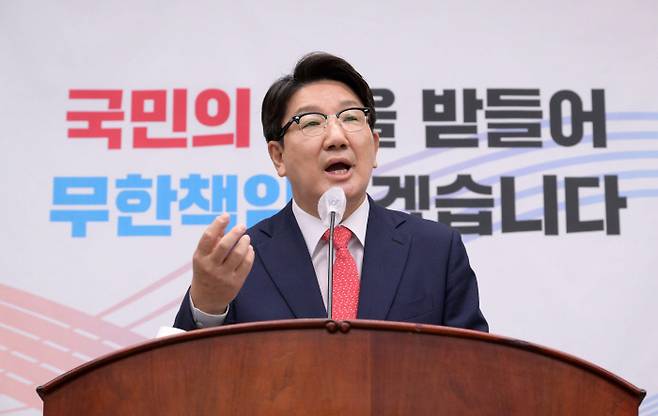 권성동 국민의힘 원내대표가 4일 오전 서울 여의도 국회에서 열린 긴급의원총회에서 발언하고 있다. 국회사진기자단