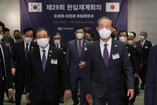 허창수 전경련 회장(오른쪽) 도쿠라 마사카즈 경단련 회장을 비롯한 내빈들이 4일 전경련회관에서 열린 ‘제29회 한일재계회의’에 참석해 회의장으로 이동하고 있다. 전경련 제공