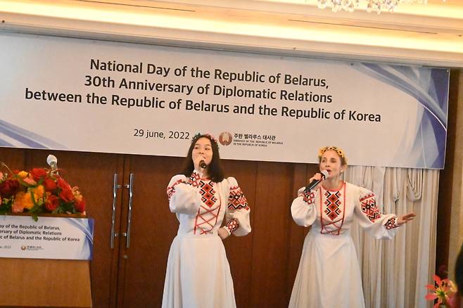 Artists from Belarus perform a traditional Belarusian song during the reception of Belarus National Day and 30th anniversary of Belarus-Korea diplomatic relations at Lotte Hotel, Seoul, Wednesday. (Sanjay Kumar/The Korea Herald)　