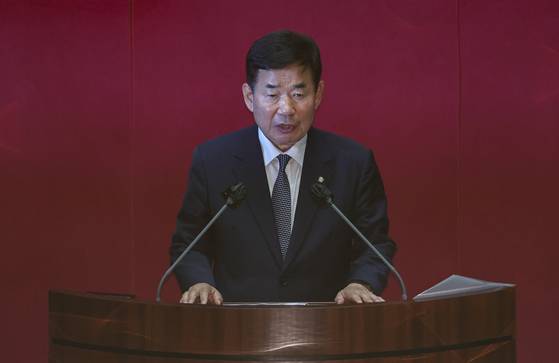Five-term lawmaker Kim Jin-pyo of the Democratic Party addresses the National Assembly after being elected speaker on Monday. [JOINT PRESS CORPS]