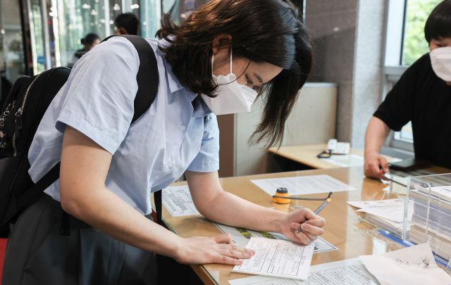 박지현 전 더불어민주당 비상대책위원장이 1일 서울 여의도 국회 의원회관에서 열린 그린벨트 결과 공유 파티 '용감한 여정'에 참석하기 위해 방문 신청서를 작성하고 있다. 국회사진기자단