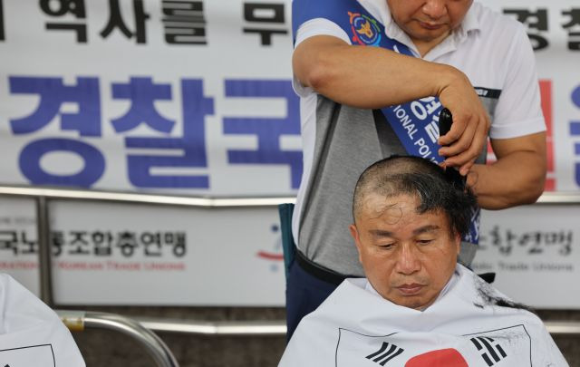 유희열 경기북부 고양서 직협회장이 행정안전부 경찰국 신설 정책 철회를 요구하는 호소문을 발표한 뒤 삭발하고 있다. 연합뉴스