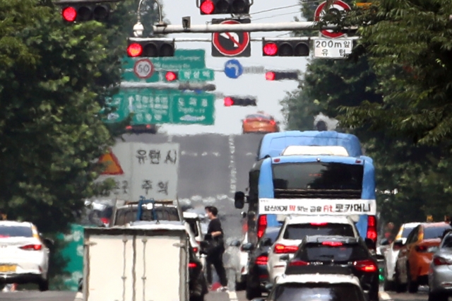 전국 대부분 지역에 폭염특보가 내려진 4일 오후 서울 강남구 테헤란로 일대에 아지랑이가 피어오르고 있다. 뉴시스