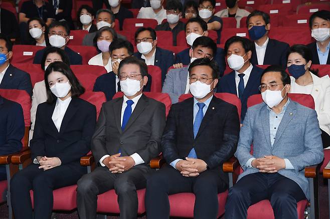 6·1지방선거 출구조사 결과발표 방송을 지켜보는 더불어민주당 지도부. 앞줄 왼쪽부터 박지현 공동비상대책위원장과 이재명 총괄선대위원장, 윤호중 공동비상대책위원장, 박홍근 원내대표. / 사진 = 국회사진기자단