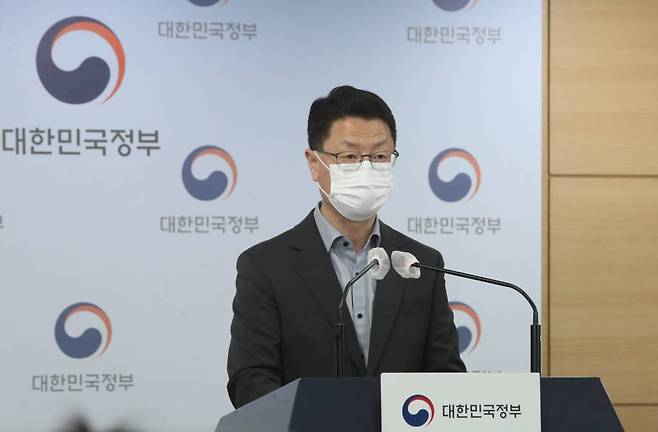 홍진배 과학기술정보통신부 네트워크정책실장이 지난달 2일 서울 종로구 정부서울청사에서 통신서비스 품질평가 및 5G 주파수 할당 관련 브리핑을 하고 있다. /사진=뉴시스