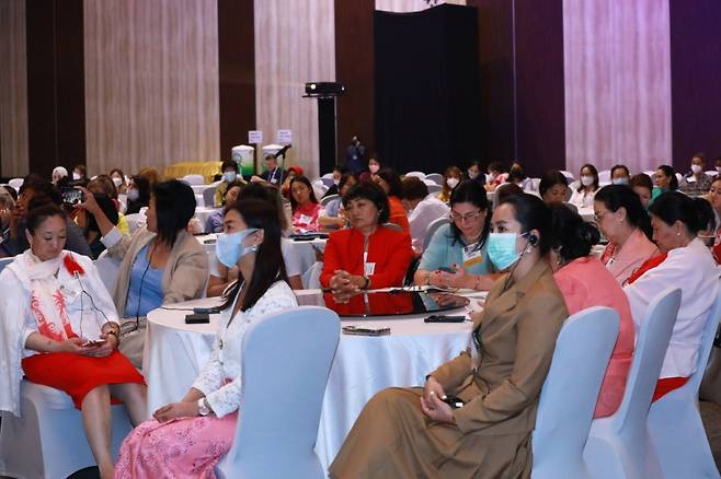 2022 세계여성지도자회의에서 각국의 참가자들이 포럼에 귀를 기울이고 있다. /사진=GSW 제공