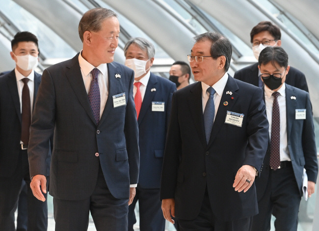 “경색국면 개선을” : 허창수(앞줄 왼쪽) 전국경제인연합회 회장과 도쿠라 마사카즈(〃 오른쪽) 게이단렌 회장이 4일 오전 서울 영등포구 여의도동 전경련 회관에서 열린 ‘제29회 한·일 재계회의’에 참석하고 있다. 신창섭 기자