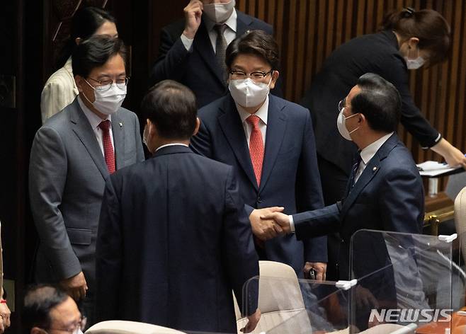 [서울=뉴시스] 최진석 기자 = 권성동 국민의힘 원내대표가 4일 오후 서울 여의도 국회에서 열린 제398회 국회(임시회) 제1차 본회의에 참석하며 박홍근 더불어민주당 원내대표, 국회의장 후보자 김진표 의원과 인사하고 있다. (공동취재사진) 2022.07.04. photo@newsis.com