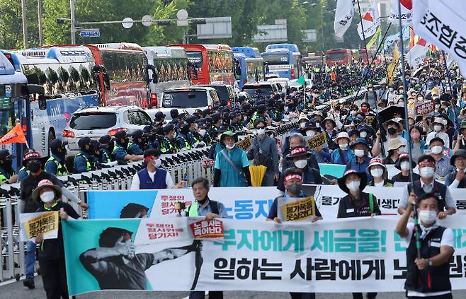 지난 2일 서울 중구 서울시청 앞 광장과 세종대로 일대에서 열린 2022 민주노총 전국노동자대회 참가자들이 대통령 집무실 근처인 삼각지역까지 행진하고 있다. 연합뉴스