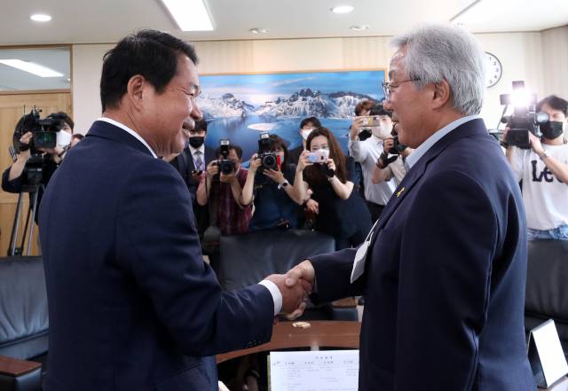 ▲악수하는 민병희 교육감-신경호 당선인 ⓒ연합뉴스