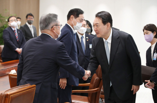 윤석열 대통령이 4일 오후 서울 용산 대통령실 청사에서 일본 기업인 단체인 게이단렌 대표단을 접견하고 있다. /연합뉴스