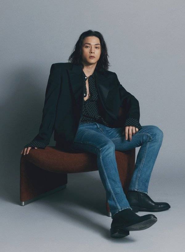 배우 김지훈이 넷플릭스 오리지널 시리즈 ‘종이의 집: 공동경제구역 파트1’에서 긴 머리 스타일을 선보이며 “해외 시청자들에게 매력적으로 다가가지 않을까 기대했다”고 말했다. 사진제공｜넷플릭스