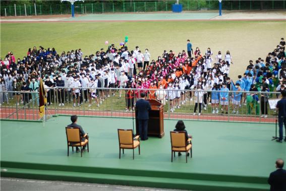 대전 동방고등학교 체육대회가 지난 5월19일 열렸다. 이번 체육대회는 종목선정, 규칙제정, 경기운영 등 학생회가 주도했다. 사진은 동방고 42기 학생회. 사진제공｜동방고 학생회