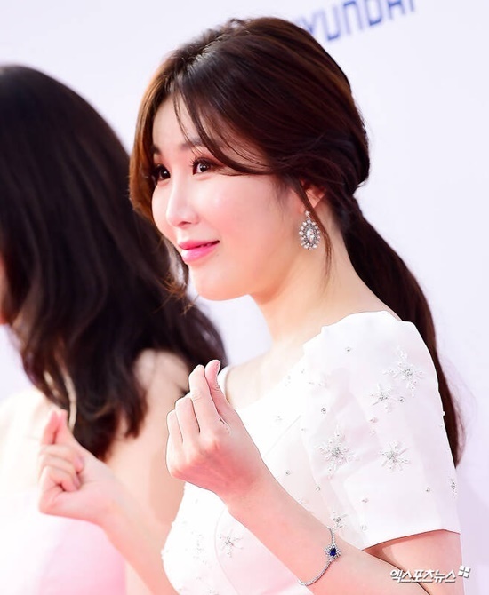 Singer Lee Hae-ri became the first out-of-stock Davichi.According to his agency Wake One on April 4, Lee Hae-ri held a small marriage ceremony with family members, relatives and acquaintances on the 3rd.It was reported that the non-entertainer groom and the family members were held privately.News of Lee Hae-ris marriage was announced in May through the official position of the agency and a hand letter left by Lee Hae-ri himself.Lee Hae-ri said in a hand letter, I do not feel real yet, but I am marriage.He said, If you are with me, you will have a lot of fun and have a lot of things to learn. You are a person who respects and cares for me more than anyone else.He also made a promise to keep his position as Davisi Lee Hae-ri after marriage.Lee Hae-ri said, I will sing on the spot and laugh and talk with Kang Min-kyung.Since the announcement of the marriage, Lee Hae-ri has shared the preparations with her personal Instagram and Kang Min-kyungs YouTube channel, Ming Ming.Especially, I wrote money, and even the wedding lookbook, Lee Hae-ris marriage ceremony, preparing for the passionate appearance of Kang Min-kyung, brought a lot of topics to the warmth and fun.The actual marriage ceremony was quietly passed as it was held in a private small ceremony.However, MC Yoo Jae-seok and Jo Se-ho, who promised to attend the marriage ceremony to Lee Hae-ri at the time of TVN Yu Quiz on the Block (hereinafter referred to as Yu Quiz), attracted attention by leaving a certification shot.Celebration waves continue for Lyn Lee Hae-ri, who has a precious relationship and a new start to life.The netizens are cheering with anticipation for the more brilliant performance that Lee Hae-ri will show after marriage.Photo: DB, Instagram, YouTube Channel