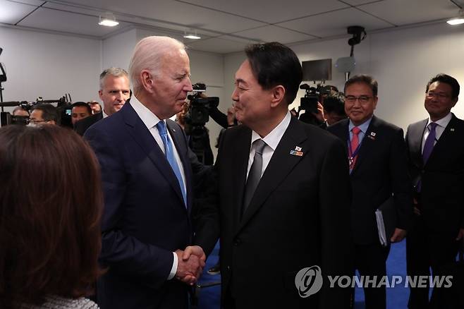 윤석열 대통령 영접하는 조 바이든 미국 대통령 (서울=연합뉴스) 안정원 기자 = 조 바이든 미국 대통령이 29일(현지시간) 스페인 마드리드  이페마(IFEMA) 컨벤션센터에서 열린 한미일 정상회담에 앞서 윤석열 대통령을 영접하고 있다. 2022.7.3 [대통령실 제공. 재판매 및 DB금지] jeong@yna.co.kr