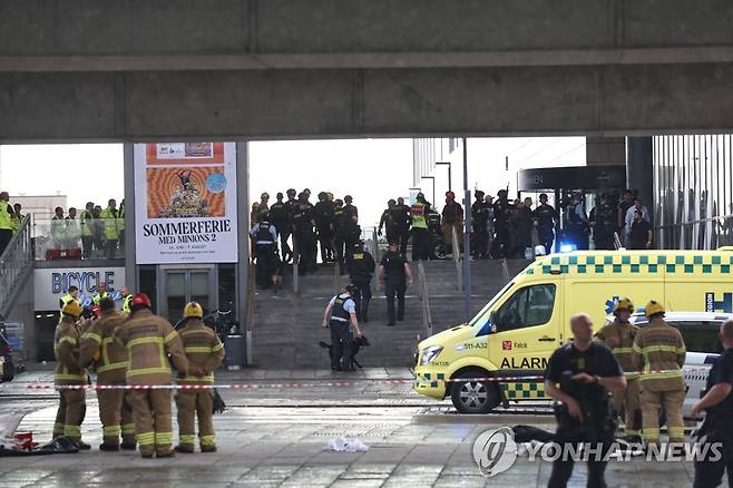 필즈몰 총격 사건에 출동한 구조팀 (EPA=연합뉴스) 3일(현지시간) 덴마크 수도 코펜하겐에 있는 쇼핑몰인 필즈몰에서 총격 사건이 발생해 구조팀이 현장에 출동했다. 2022.7.4 photo@yna.co.kr