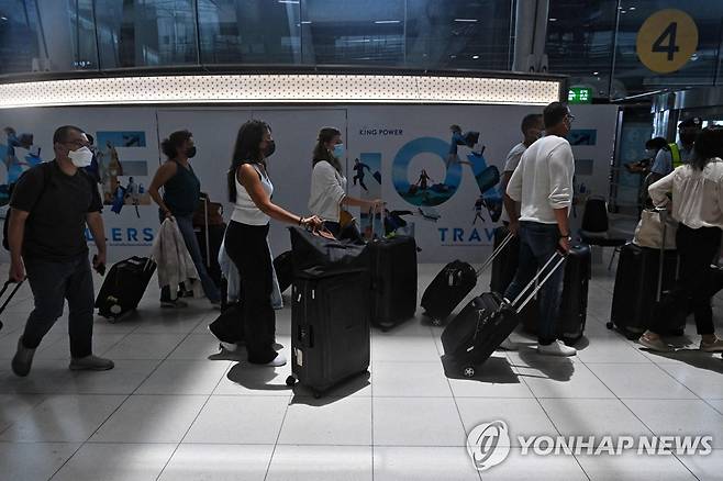 입국 규제가 완화된 1일 방콕 수완나품 공항을 통해 입국하는 해외관광객들 [AFP 연합뉴스 자료사진. 재판매 및 DB 금지]