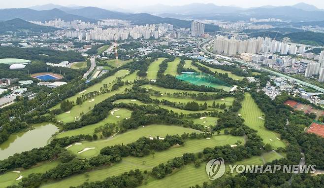 작년 8월 13일 촬영한 태릉골프장 모습. [연합뉴스 자료사진]