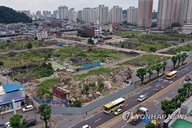 책임자 처벌 없이 흐른 1년 (광주=연합뉴스) 정회성 기자 = '학동참사' 1주기를 하루 앞둔 8일 오후 광주 동구 학동4구역 재개발 사업지 사고 현장 앞을 시내버스가 지나고 있다. 2022.6.8 hs@yna.co.kr