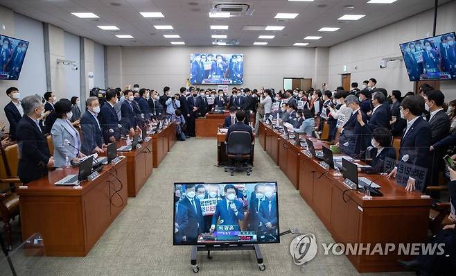 국힘 반발 속 기립표결로 검수완박법 법사위 전체회의 통과 (서울=연합뉴스) 이정훈 기자 = 27일 국회에서 열린 법제사법위원회 전체회의에서 검찰청법·형사소송법 개정안이 기립표결로 통과되고 있다. 2022.4.27 [공동취재] uwg806@yna.co.kr