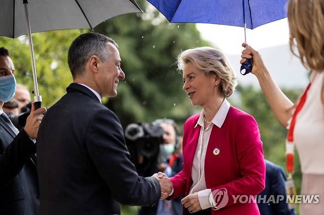 이냐치오 카시스 스위스 대통령이 우크라이나 재건회의에 참석차 스위스를 방문한 우르줄라 폰데어라이엔 EU 집행위원장을 맞이하고 있다.  [로이터 연합뉴스 자료사진. 재판매 및 DB 금지]