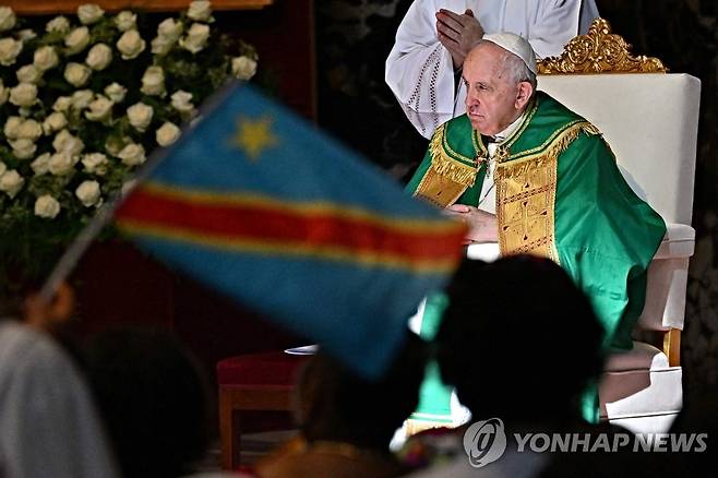 콩고 신도 위한 특별 미사 집전하는 프란치스코 교황 (바티칸 AFP=연합뉴스) 프란치스코 교황(85)이 3일(현지시간) 바티칸 성 베드로 성당에서 열린 콩고민주공화국 신도를 위한 특별 미사를 집전하고 있다. 앞서 교황은 이달 초로 예정된 콩고민주공화국·남수단 순방을 무릎 통증으로 연기한 바 있다. 2022.7.3 alo95@yna.co.kr