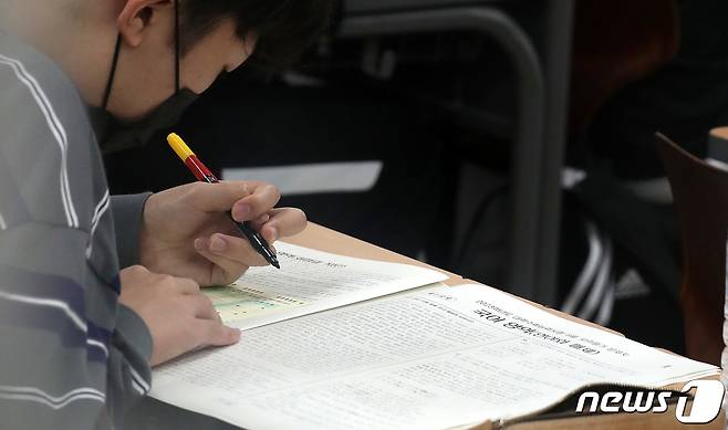 9일 오전 서울 마포구 종로학원 강북본원에서 수험생들이 문·이과 통합 체제로 치러지는 2023학년도 대학수학능력시험 6월 모의평가를 치르고 있다. 2022.6.9/뉴스1 © News1 박지혜 기자