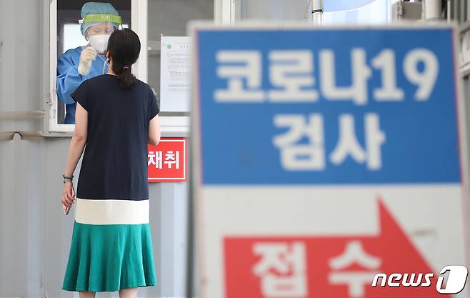 질병관리청 중앙방역대책본부에 따르면 5일 0시 기준 신종 코로나바이러스 감염증 신규 확진자가 1만 8147명이 발생했다. 5일 오전 대전 유성구 월드컵경기장 주차장에 마련된 선별진료소에서 시민들이 코로나 검사를 받고 있다. 이날 대전지역 신규 확진자는 435명이 발생했다. 2022.7.5/뉴스1 © News1 김기태 기자