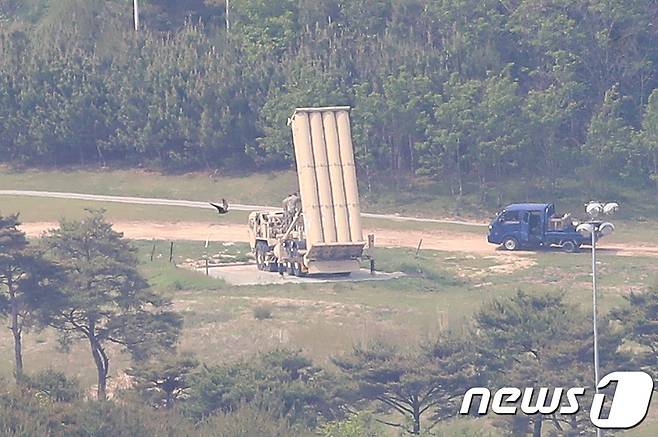 사드 기지에서 주한미군 관계자로 보이는 이들이 발사대를 점검하는 모습이 포착됐다. 2021.5.14/뉴스1 © News1 공정식 기자