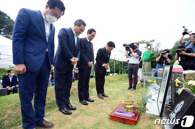 우상호 더불어민주당 비상대책위원장(왼쪽에서 세 번째)이 5일 오후 광주 북구 망월동 민족민주열사묘역에서 열린 '35주기 이한열 추모제'에 참석해 묵념을 하고 있다. 2022.7.5/뉴스1 © News1 정다움 기자