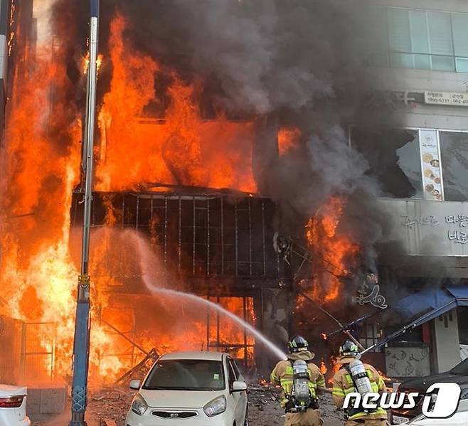 4일 오후 3시34분께 전북 군산시 수송동의 한 5층 상가 건물에서 불이났다.(전북소방본부 제공)2022.7.4/뉴스1