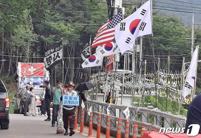 8일 경남 양산 하북면 평산마을 문재인 전 대통령 사저 인근 도로에서 한 보수단체 회원이 집회를 하고 있다. 2020.6.8/뉴스1 © News1 김명규 기자