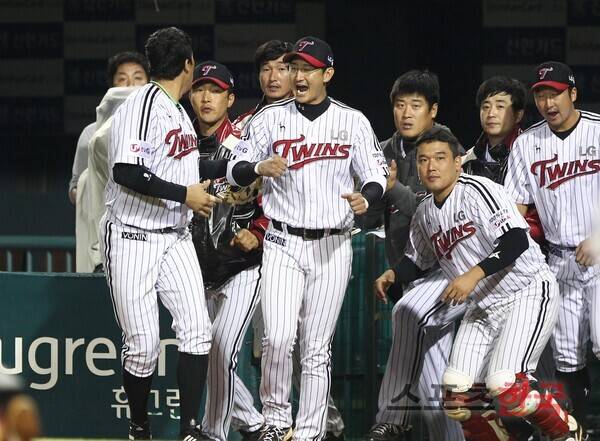 2013시즌의 박용택(가운데)을 포함한 LG 트윈스 선수단. ⓒ스포츠코리아