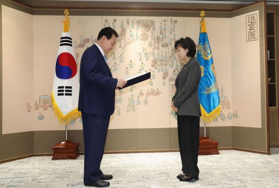 윤석열 대통령이 5일 오전 서울 용산 대통령실 청사에서 박순애 사회부총리 겸 교육부 장관에게 임명장을 수여하는 모습.(이미지 출처=연합뉴스)