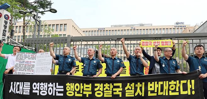 전국경찰직장협의회(직협) 관계자들이 5일 정부세종2청사 행정안전부 앞에서 경찰국 신설 정책 철회를 요구하는 호소문 발표와 삭발식을 마친 뒤 구호를 외치고 있다. /연합뉴스