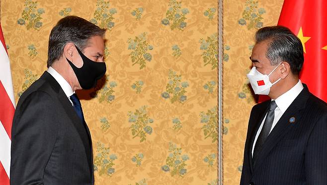 지난해 10월 주요 20국(G20) 정상회의가 열린 이탈리아 로마에서 만난 토니 블링컨 미국 국무장관과 왕이 중국 외교부장./연합뉴스