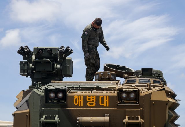 대한민국 해병대 상륙돌격장갑차가 지난 2일(현지시간) 환태평양훈련이 진행중인 미국 하와이 진주만에 도착하고 있다. 미 해병대 제공