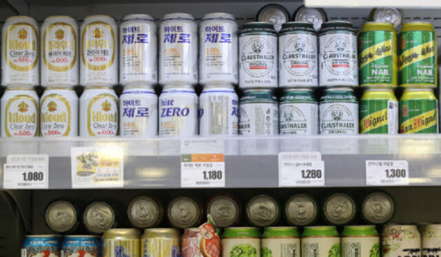 코로나19와 함께 커진 무알코올 맥주 시장이 엔데믹에도 계속 성장세다. 편의점의 무알코올 맥주 판매대. 연합뉴스