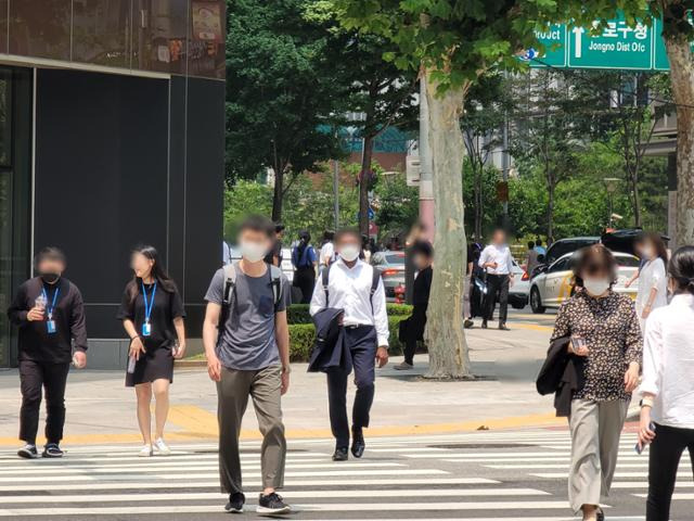 5일 오후 1시 서울시 종로구 종로구청입구사거리에 점심 식사를 하기 위해 거리를 나선 시민들이 마스크를 쓰고 횡단보도를 건너고 있다. 김재현 기자