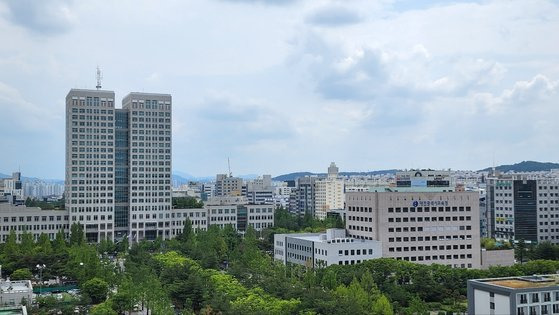 대전시는 지난 4일 2~3급 고위공직자 3명 등 사무관급(5급) 이상 10명을 대기발령시켰다. 사진은 먹구름이 드리워진 대전시청 전경. 신진호 기자