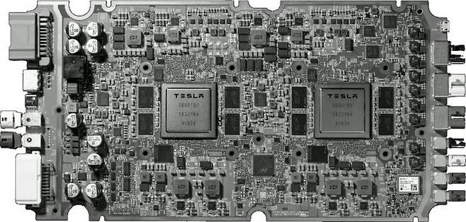 테슬라 차량의 자율주행을 가능하게 하는 FSD칩이 적용된 보드 모습. [사진 테슬라]
