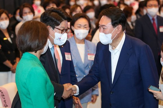 윤석열 대통령이 5일 제1회 여성기업주간 '여성경제인의 날 유공자 정부포상 수여식'에서 권성동 국민의힘 원내대표와 악수하고 있다. 대통령실사진기자단.