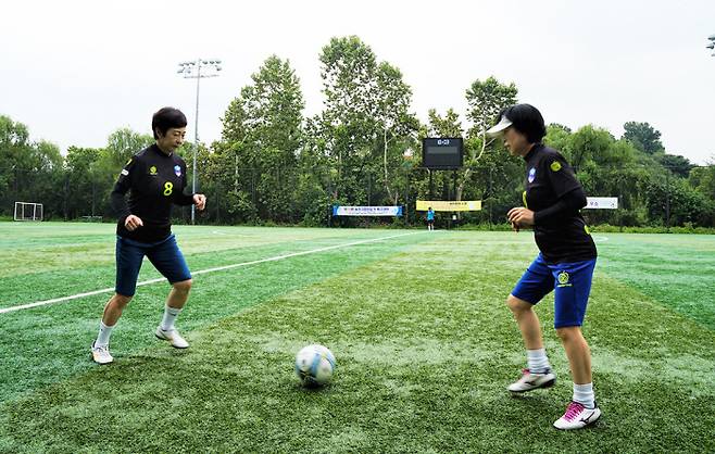 전국 축구 대회를 제패해온 송파구청 여성 축구단 소속 김정희(62), 박영희(61)씨는 50대 뒤늦게 축구를 시작했다