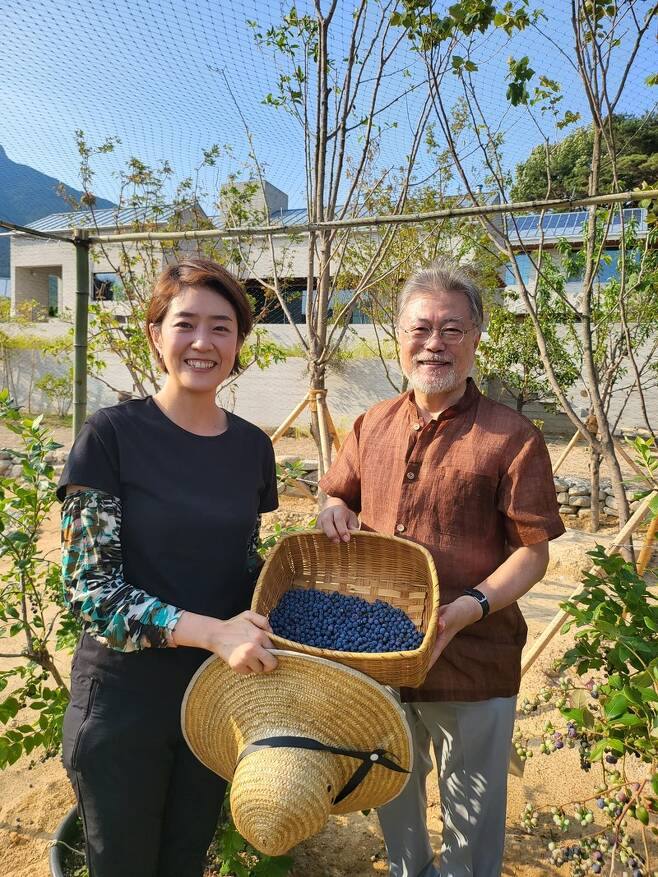 고민정 더불어민주당 의원(왼쪽)과 문재인 전 대통령 / 사진 = 고민정 의원 페이스북 캡처 