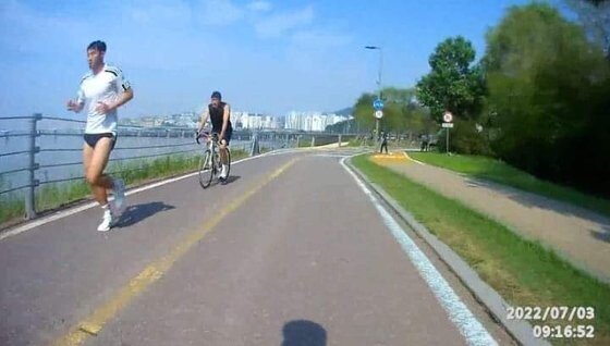 지난 3일 손흥민 선수가 한강 변 자전거 도로를 따라 달리고 있다. 온라인 커뮤니티 캡처